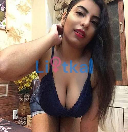 Meet Poonam The Sexiest Housewife Available For Cash on Delivery